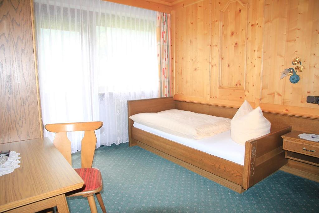 Berghaus Maria Bed and Breakfast Pettneu am Arlberg Rum bild