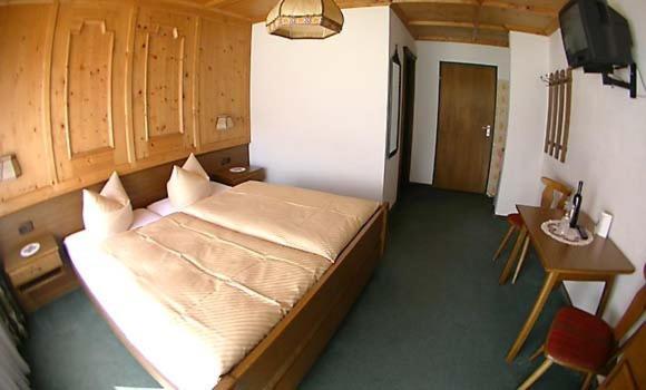 Berghaus Maria Bed and Breakfast Pettneu am Arlberg Rum bild