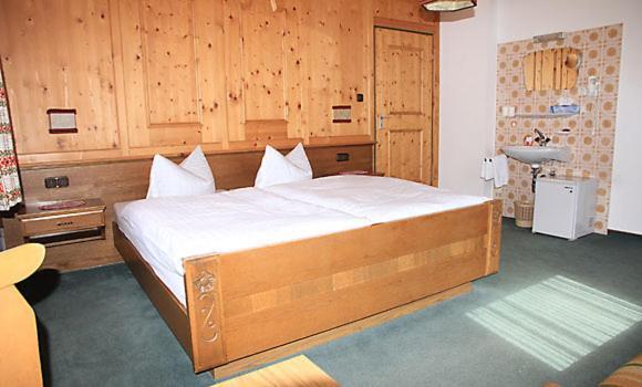 Berghaus Maria Bed and Breakfast Pettneu am Arlberg Rum bild